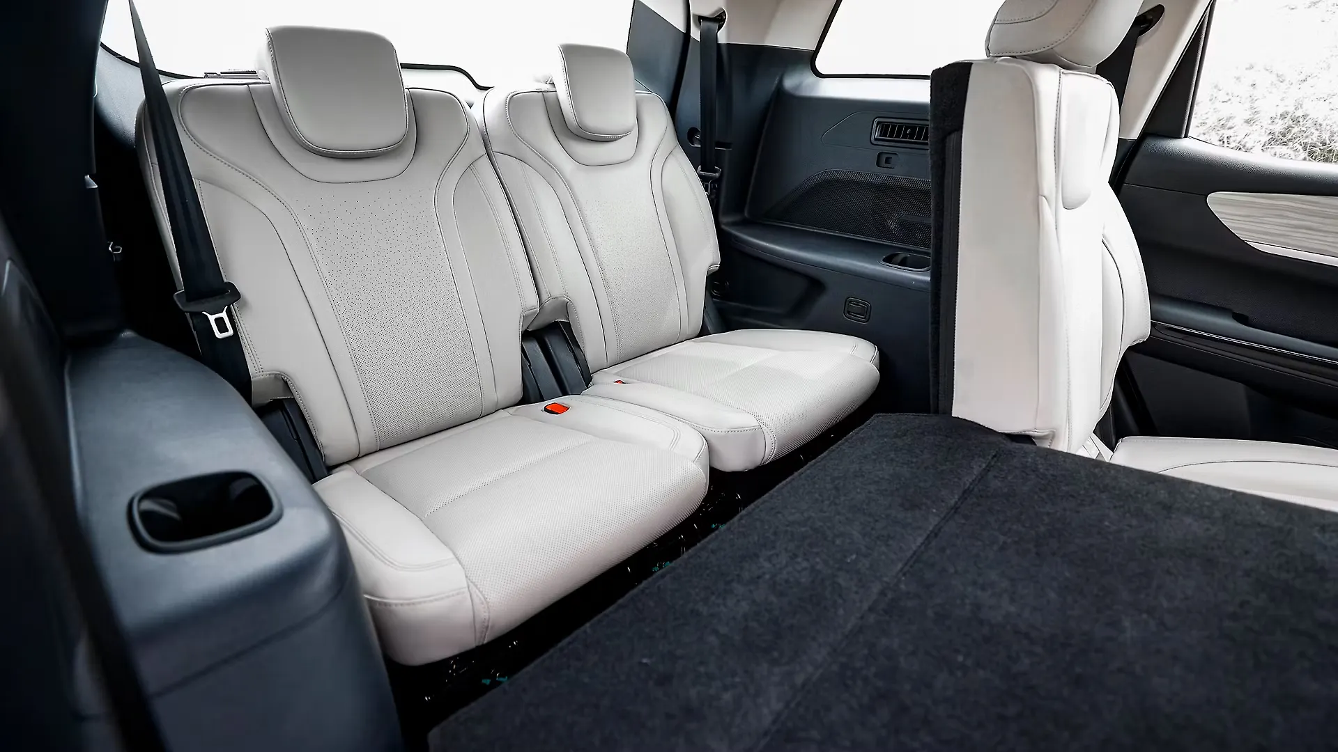 https://imgd.aeplcdn.com/1920x1080/n/cw/ec/42355/xuv700-interior-third-row-seats.jpeg?isig=0&q=80&q=80