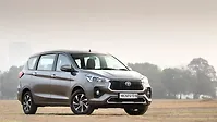 टोयोटा रुमियन ठीक सामने तीन चौथाई टोयोटा रुमियन ठीक सामने तीन चौथाई