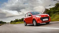 मारुति सुज़ुकी ऑल्टो k10 ठीक सामने तीन चौथाई मारुति सुज़ुकी ऑल्टो k10 ठीक सामने तीन चौथाई
