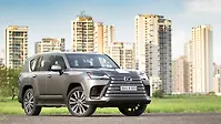 लेक्सस LX ठीक सामने तीन चौथाई