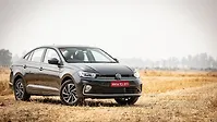 फ़ॉक्सवैगन वर्टूस ठीक सामने तीन चौथाई फ़ॉक्सवैगन वर्टूस ठीक सामने तीन चौथाई