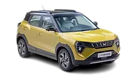 महिंद्रा XUV 3XO ठीक सामने तीन चौथाई महिंद्रा XUV 3XO ठीक सामने तीन चौथाई