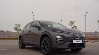 विनफ़ास्ट VF 6 ठीक सामने तीन चौथाई विनफ़ास्ट VF 6 ठीक सामने तीन चौथाई