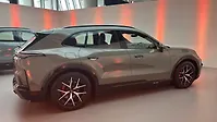 पोर्शे Cayenne Electric राइट साइड का दृश्य
