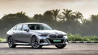 बीएमडब्ल्यू i5 LWB ठीक सामने तीन चौथाई