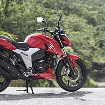 21 Tvs Apache Rtr 160 4v What S New Bikewale