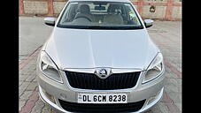 Second Hand Skoda Rapid 1.5 TDI CR Ambition AT with Alloy Wheels in Delhi