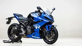 Suzuki GSX-8R Right Front Three Quarter