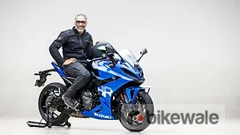 Suzuki GSX-8R Right Front Three Quarter