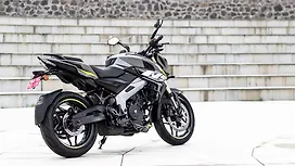 बजाज पल्सर NS400Z राइट रियर थ्री क्वार्टर
