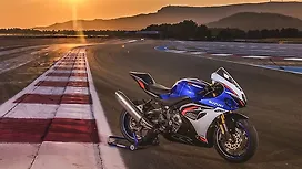 Suzuki GSX-8R Right Front Three Quarter