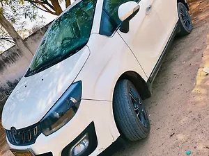 Mahindra Marazzo M8 8 STR