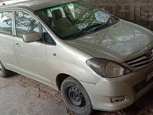 Second Hand Toyota Innova 2.5 G4 8 STR in Gorakhpur