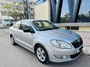 Second Hand Skoda Rapid 1.5 TDI CR Ambition AT with Alloy Wheels in Mohali