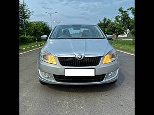 Second Hand Skoda Rapid 1.5 TDI CR Ambition AT with Alloy Wheels in Mohali