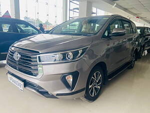 Second Hand Toyota Innova Crysta VX 2.4 8 STR in Varanasi