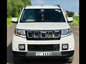 Second Hand महिंद्रा tuv300 t10 in नाशिक