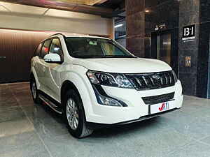 Second Hand महिंद्रा XUV500 w10 in अहमदाबाद