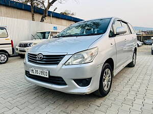 Second Hand Toyota Innova 2.5 G 8 STR BS-III in Guwahati