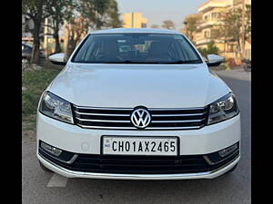 Second Hand Volkswagen Passat Trendline MT in Chandigarh