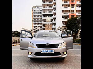 Second Hand Toyota Innova 2.5 GX BS IV 8 STR in Agra