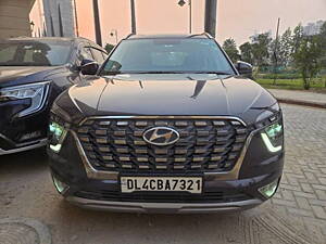 Second Hand Hyundai Alcazar Signature 6 STR 2.0 Petrol Dual Tone in Delhi