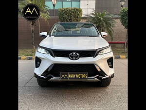 Second Hand Toyota Fortuner 2.8 4X2 AT in Delhi