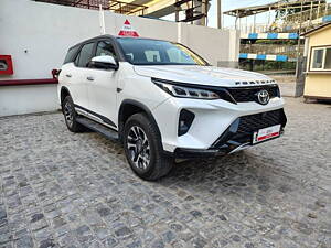 Second Hand Toyota Fortuner 2.8 4X2 AT in Delhi