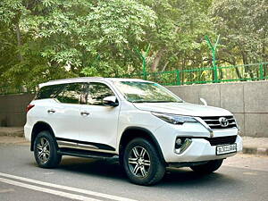 Second Hand Toyota Fortuner 4x2 AT in Delhi