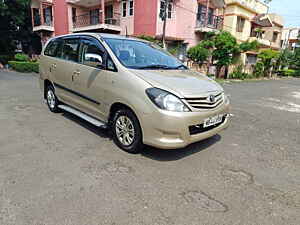 Second Hand टोयोटा इनोवा 2.5 gx 8 str bs-iv in कोलकाता