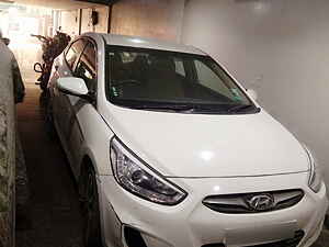 Second Hand हुंडई वरना फ़्लूइडिक 1.6 vtvt sx ऑप्शनल in दिल्ली