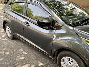 Second Hand Tata Altroz XE CNG in Delhi