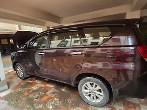 Second Hand टोयोटा इनोवा क्रिस्टा 2.4 V डीज़ल in हावड़ा