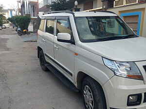 Second Hand महिंद्रा tuv300 t6 in आगरा