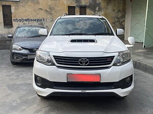 Second Hand Toyota Fortuner 2.5 Sportivo 4x2 MT in Greater Noida