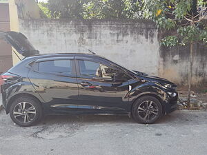 Second Hand Tata Altroz XT i-Turbo Petrol Dark Edition in Bangalore