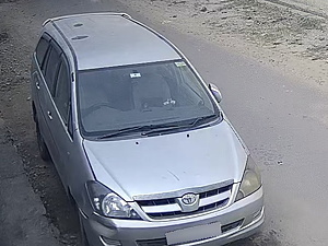 Second Hand Toyota Innova 2.5 G4 8 STR in Lucknow