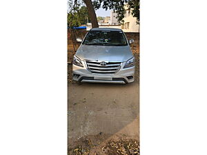 Second Hand Toyota Innova 2.5 E MS 7 STR BS-III in Kotma