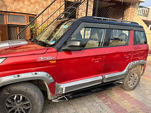 Second Hand महिंद्रा tuv300 t10 दोहरे रंग in दिल्ली