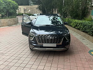 Second Hand Hyundai Alcazar Signature (O) 6 STR 2.0 Petrol AT Dual Tone in Delhi