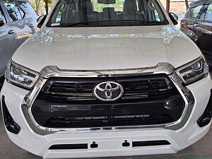 Second Hand Toyota Hilux High 4X4 AT in Delhi