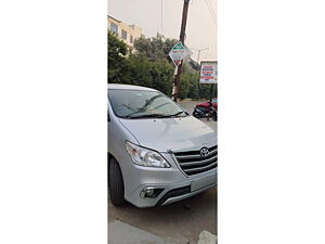 Second Hand Toyota Innova 2.5 VX 8 STR BS-IV in Gautam Buddha Nagar