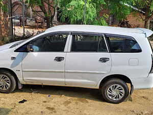 Second Hand Toyota Innova 2.5 VX 8 STR in Gondia