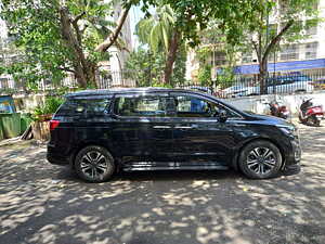 Second Hand Kia Carnival Limousine Plus 7 STR in Mumbai