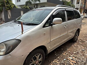 Second Hand Toyota Innova 2.5 G4 8 STR in Khandwa