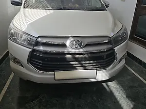 Second Hand टोयोटा इनोवा क्रिस्टा 2.4 V डीज़ल in आगरा