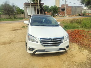 Second Hand Toyota Innova 2.5 E MS 8 STR BS-IV in Sirsa