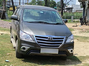 Second Hand Toyota Innova 2.5 GX 8 STR BS-IV in Balrampur