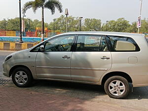 Second Hand Toyota Innova 2.5 V 7 STR in Mumbai