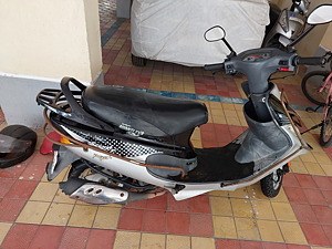 Two wheeler scooty second hand hot sale